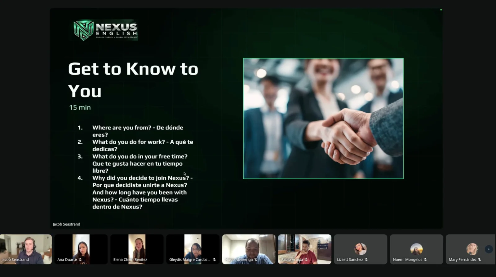 Clase en vivo de Nexus English con estudiantes participando